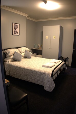 Chambre Double, 1 grand lit, non-fumeur, salle de bains privée