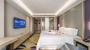 Romantic Double Room, City View | Meja, ruang kerja komputer riba, Wi-fi percuma, cadar katil 
