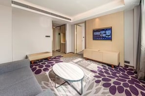 Suite Luxury, vista città | Una scrivania, postazione laptop, Wi-Fi gratuito, lenzuola