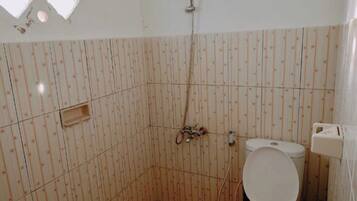 Kamar Double Standar, 1 Tempat Tidur Queen, balkon, pemandangan gunung | Kamar mandi