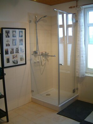 Dusche, Haartrockner, Handtücher