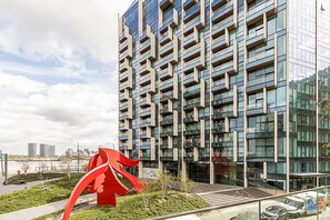 Exterior - Stylish 2-Bed by The O2 with Balcony (London)