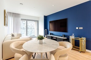 TV - Stylish 2-Bed by The O2 with Balcony (London)