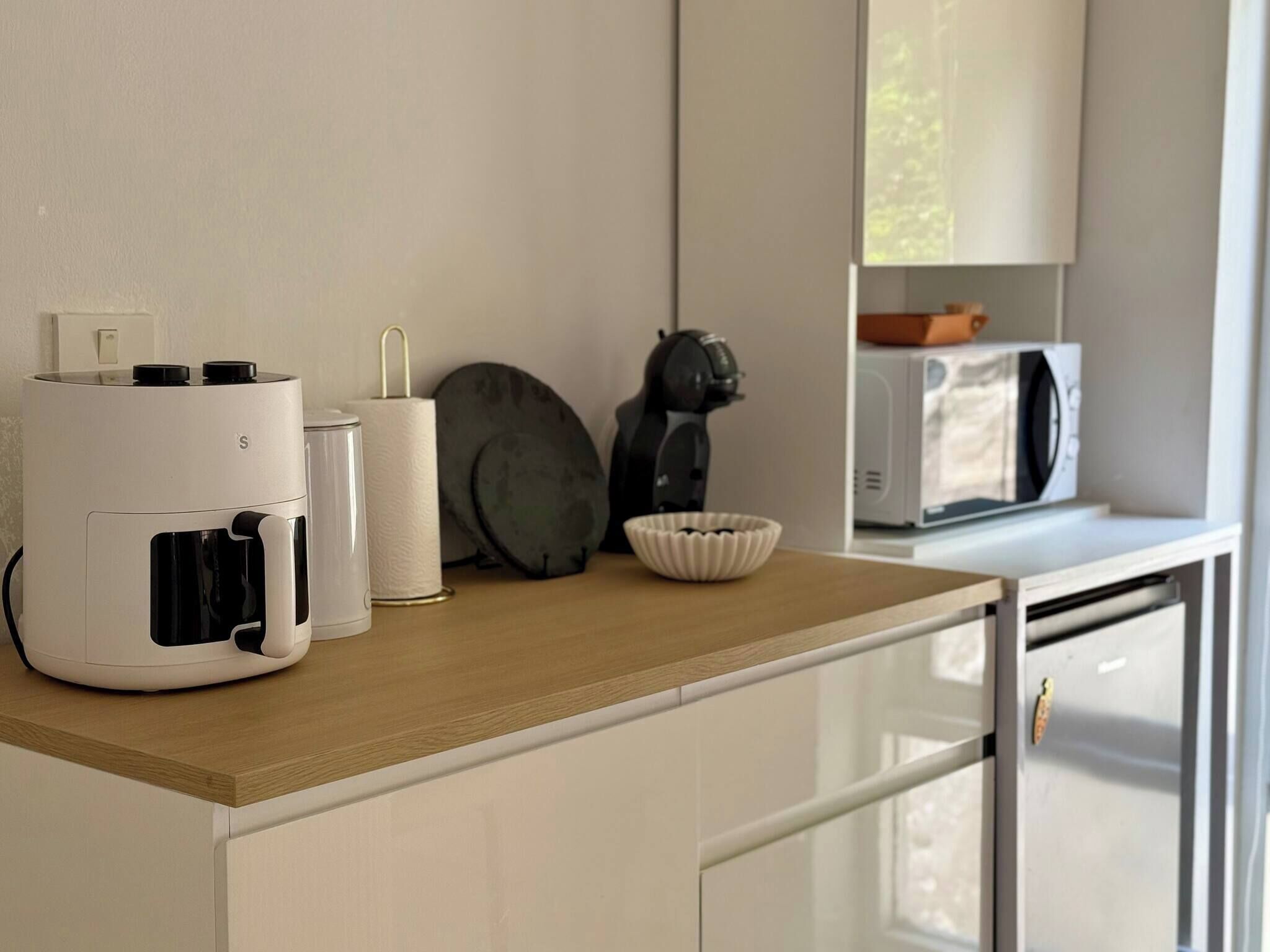 Kühlschrank, Mikrowelle, Wasserkocher mit Kaffee-/Teezubehör