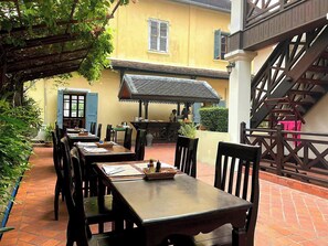 Outdoor dining - Villa Saykham (Luang Prabang)