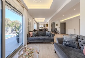 TV - Solena Villa,Private Pool,Kids Playroom near the Beach (Stavromenos)