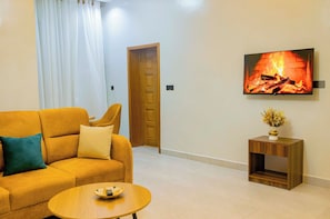 Căn hộ Deluxe | Khu phòng khách | TV màn hình phẳng 42-inch có truyền hình kỹ thuật số