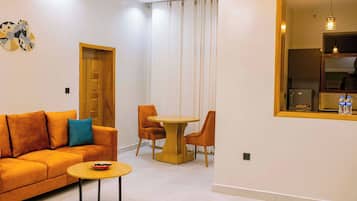 Deluxe-huoneisto | Oleskelualue | 42–tuumainen taulutelevisio, jossa digitaalikanavat
