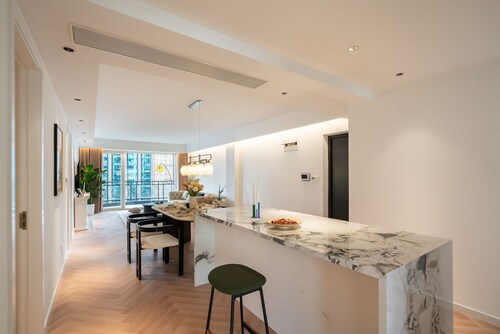 E-Hub Spacious 3-bedroom apartment with balcony Near People's Square