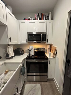 Private kitchen - Serene 1-bedroom townhome with AC in College Park (College Park)