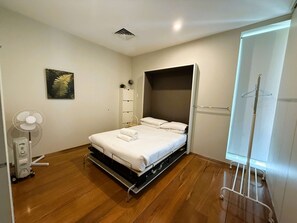 6 bedrooms, iron/ironing board, travel cot, WiFi - 57 Huge Perth Highgate Stay Near HBF Gated Parking (Perth)