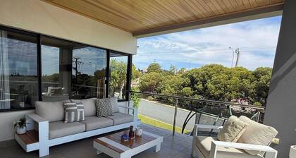 23 Coastline 3-Level Luxe Home Theatre &Pool House