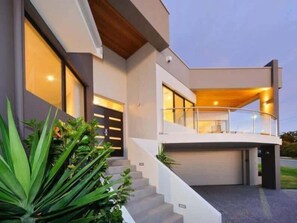 Exterior detail - 23 Coastline 3-Level Luxe Home Theatre &Pool House (Ocean Reef)