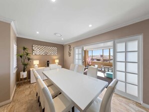 Dining - 47 Ultimate Entertainer! Pool, Man Cave, Kids Play (Stirling)