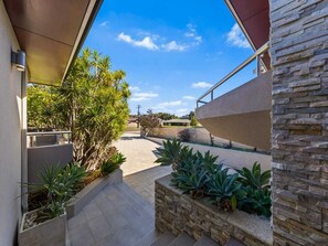 Property grounds - 47 Ultimate Entertainer! Pool, Man Cave, Kids Play (Stirling)