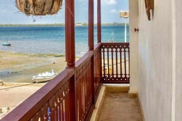 Standard Twin Room, Balcony, City View | Property grounds