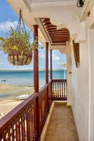 Habitación estándar con 2 camas individuales, balcón, vistas a la ciudad | Jardines del alojamiento