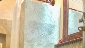 Standard-Doppelzimmer, Balkon, Stadtblick | Badezimmer