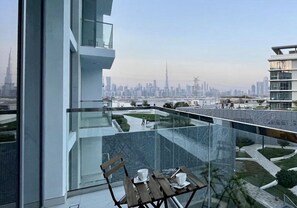 Ein modernes Gebäude mit einem Glasbalkon und Blick auf eine Stadtlandschaft.