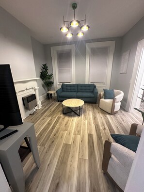 Living area - Spacious 3-bedroom townhome in Pittsburgh's famous Northside. (Pittsburgh)