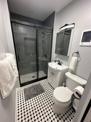 Bathroom - Spacious 3-bedroom townhome in Pittsburgh's famous Northside. (Pittsburgh)