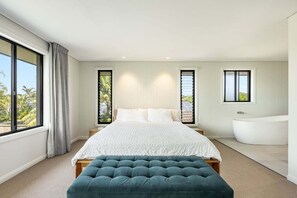 4 bedrooms, iron/ironing board, bed sheets
