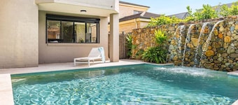 Stone & Sand - spacious coastal retreat in quiet location
