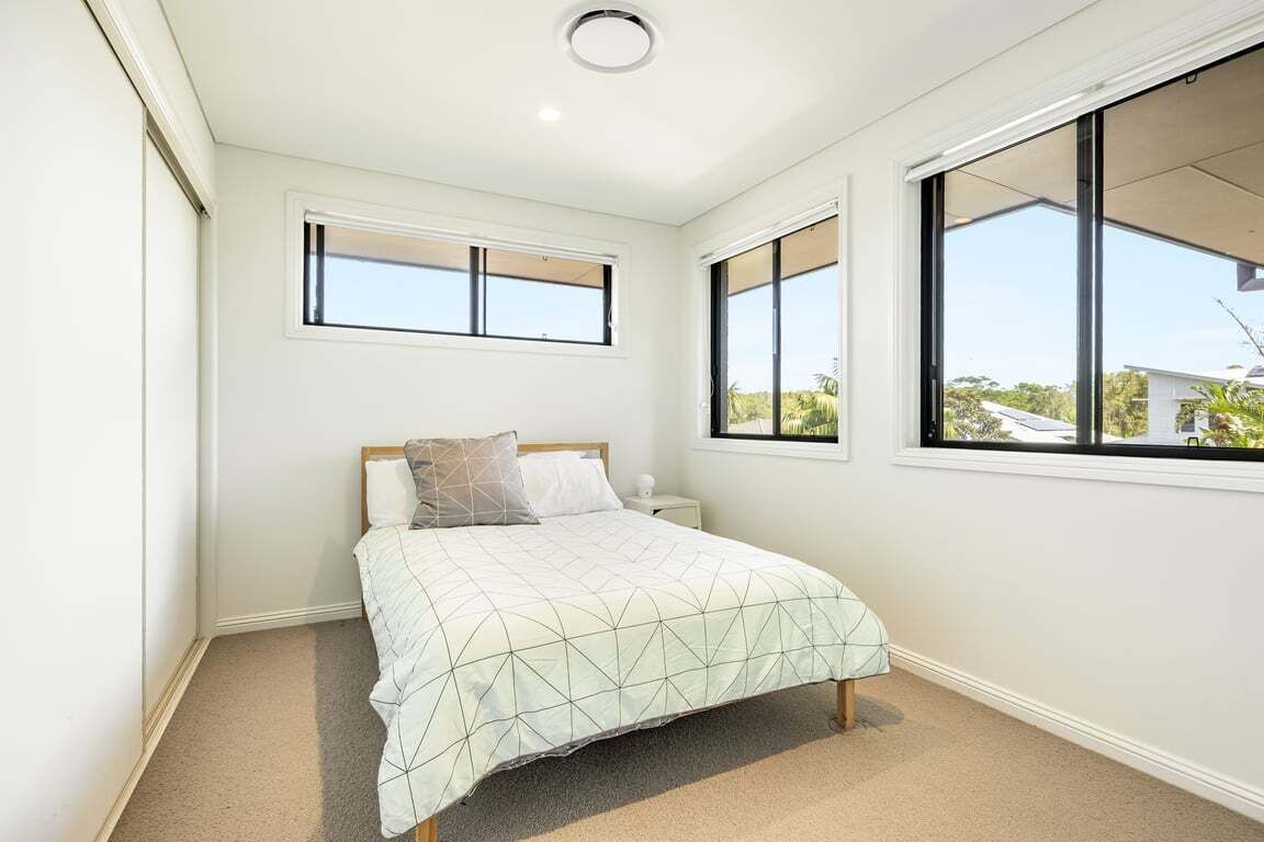 4 bedrooms, iron/ironing board, bed sheets