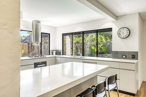 Stone & Sand - spacious coastal retreat in quiet location