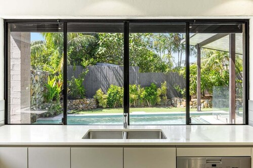 Stone & Sand - spacious coastal retreat in quiet location
