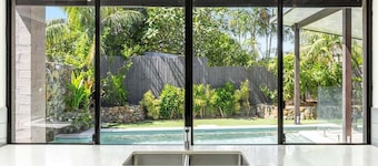 Stone & Sand - spacious coastal retreat in quiet location