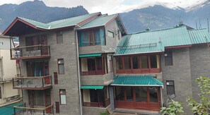 Front of property - Hotel TangleWood Villa (Manali)