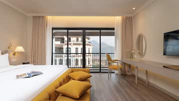 Premier Double with Balcony | Minibar, in-room safe, desk, blackout drapes