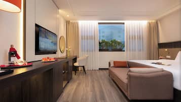 Habitación doble Premium, tina | Área de sala de estar