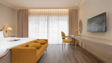 Deluxe Double Room, Balcony | Minibar, in-room safe, desk, blackout drapes