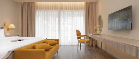 Deluxe Double Room, Balcony | Minibar, in-room safe, desk, blackout drapes