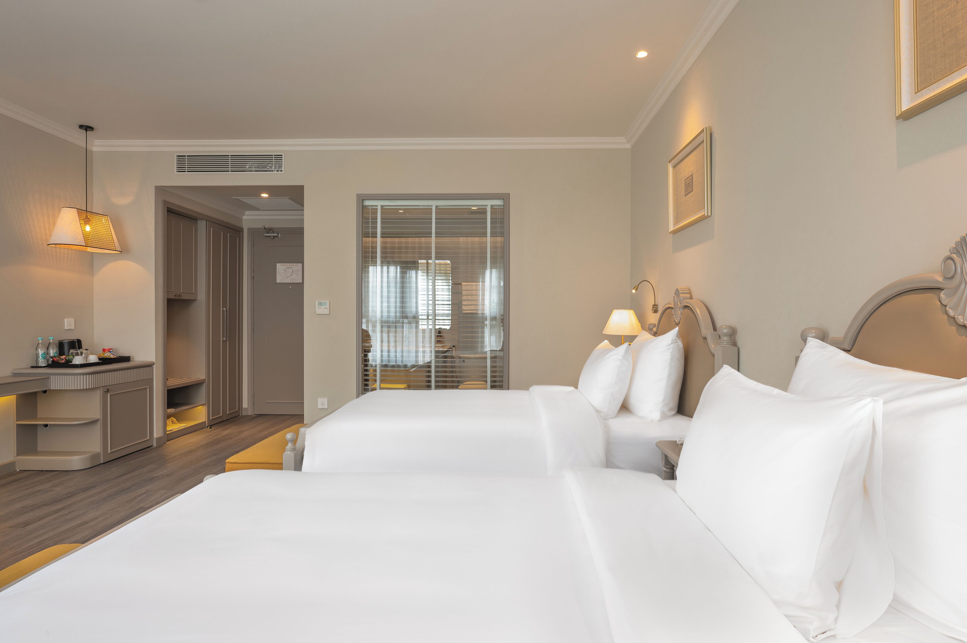 Deluxe Twin kamer | Een minibar, een kluis op de kamer, een bureau, verduisterende gordijnen