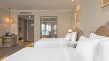 Deluxe Twin kamer | Een minibar, een kluis op de kamer, een bureau, verduisterende gordijnen