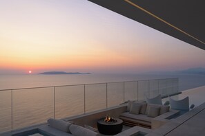 Terrace/patio - Seafront Cliff Villa with Infinity Pool & Wellness (Iraklio)