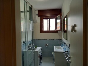 Shower, hair dryer, bidet, towels - TS. ALVISE SUITE canal view (Venezia)