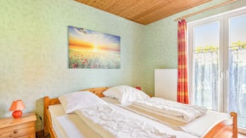 4 bedrooms, iron/ironing board, WiFi