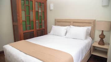 Iron/ironing board, bed sheets