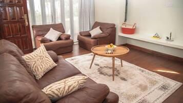 Cottage, Patio, Mountain View | Living area