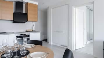 Appartement Supérieur, balcon, vue ville | Cuisine privée | Grand réfrigérateur, micro-ondes, four, plaque de cuisson