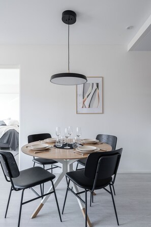 Superior Apartment, Balcony, City View | Ruang makan