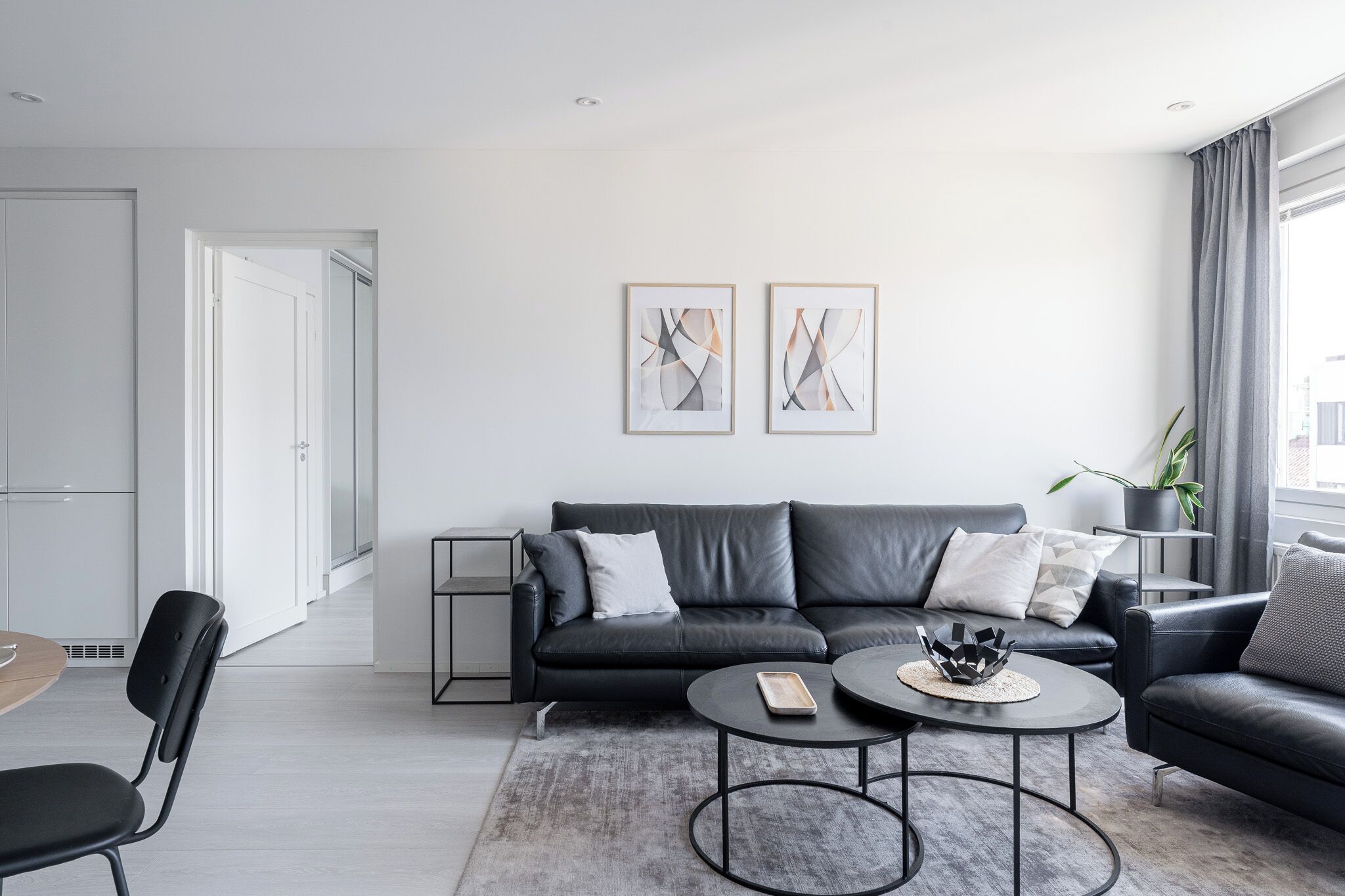 Apartamento superior, balcón, vistas a la ciudad | Zona de estar | Smart TV de 50 pulgadas con canales por cable