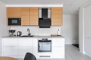Refrigerador con freezer, microondas, horno, placa de cocina