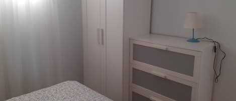 2 habitaciones, tabla de planchar con plancha, internet y ropa de cama