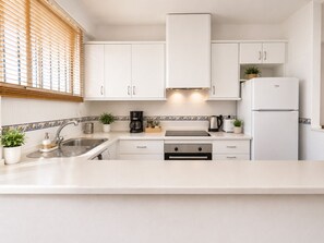Private kitchen - Apartment with sea and mountain views in the Playa Burriana area. Nerja (Nerja)