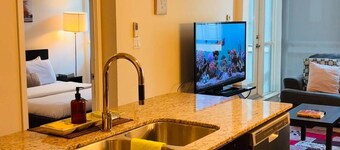 Stylish Cozy 1Bedroom Condo in Square one centre